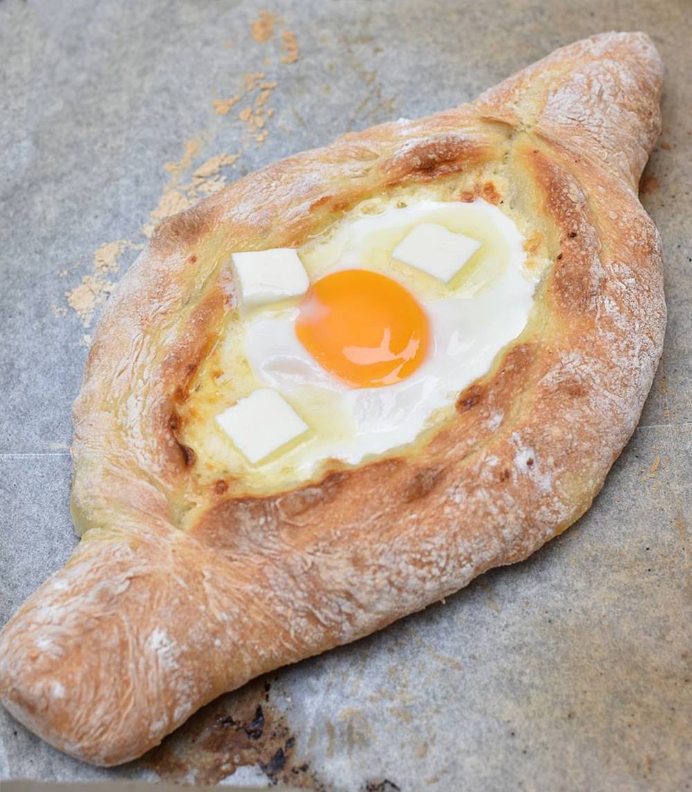 חצ'פורי מאפה גבינות גיאורגי מושלם - יהודית אביב הלוחשת לאוכל