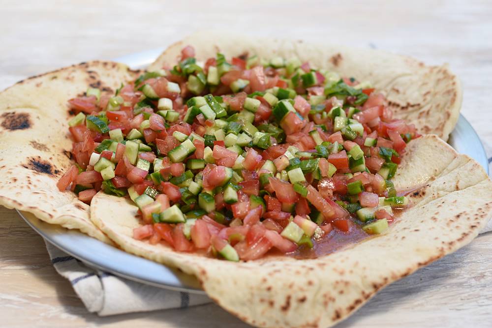 סלט סביח על פיתה/לאפה מהירת הכנה במחבת - יהודית אביב הלוחשת לאוכל