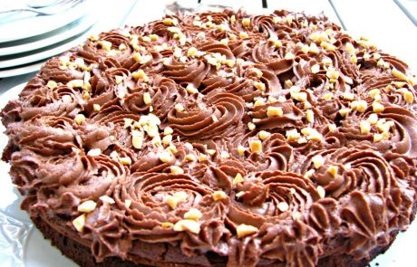 עוגת סופלה שוקולד עם פרחי גנאש שוקולד מוקצף