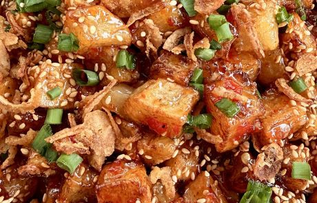 הום פרייז עם רוטב צ'ילי ביתי