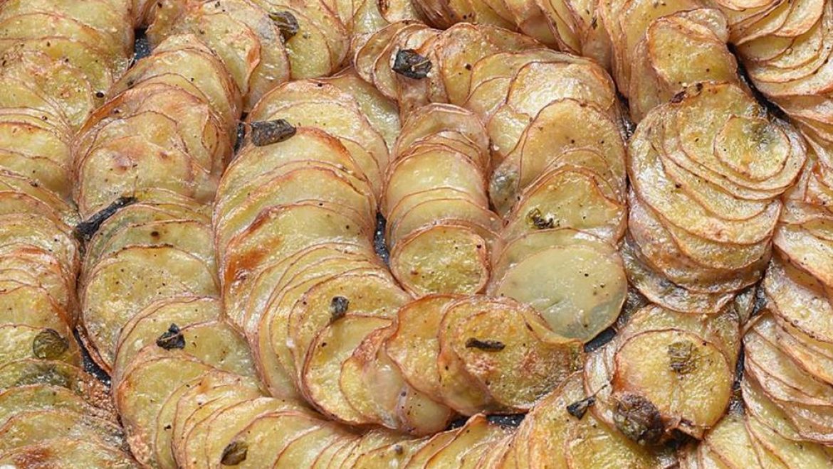 תפוחי אדמה פרוסים דק דק בתנור