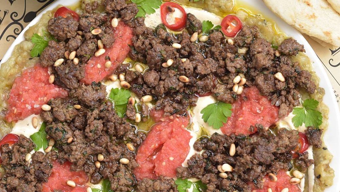 קבב מפורק על קרפצ'יו חצילים שרופים בטחינה