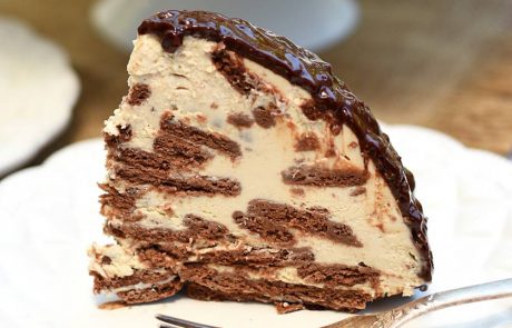 עוגת גבינה וביסקוויטים שוקולד בקרם קפה
